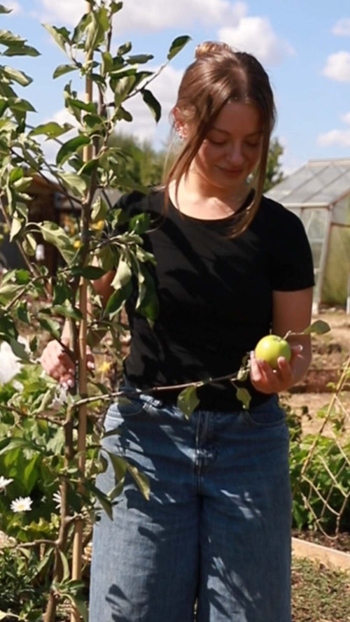 Chloe Plumstead unboxes a Roots apple tree